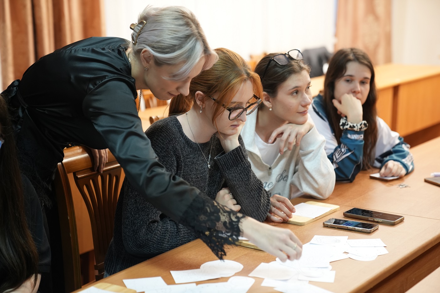«Нескучная среда»: на мастер-классе студенты СтГМУ освоили технику стринг-арта 