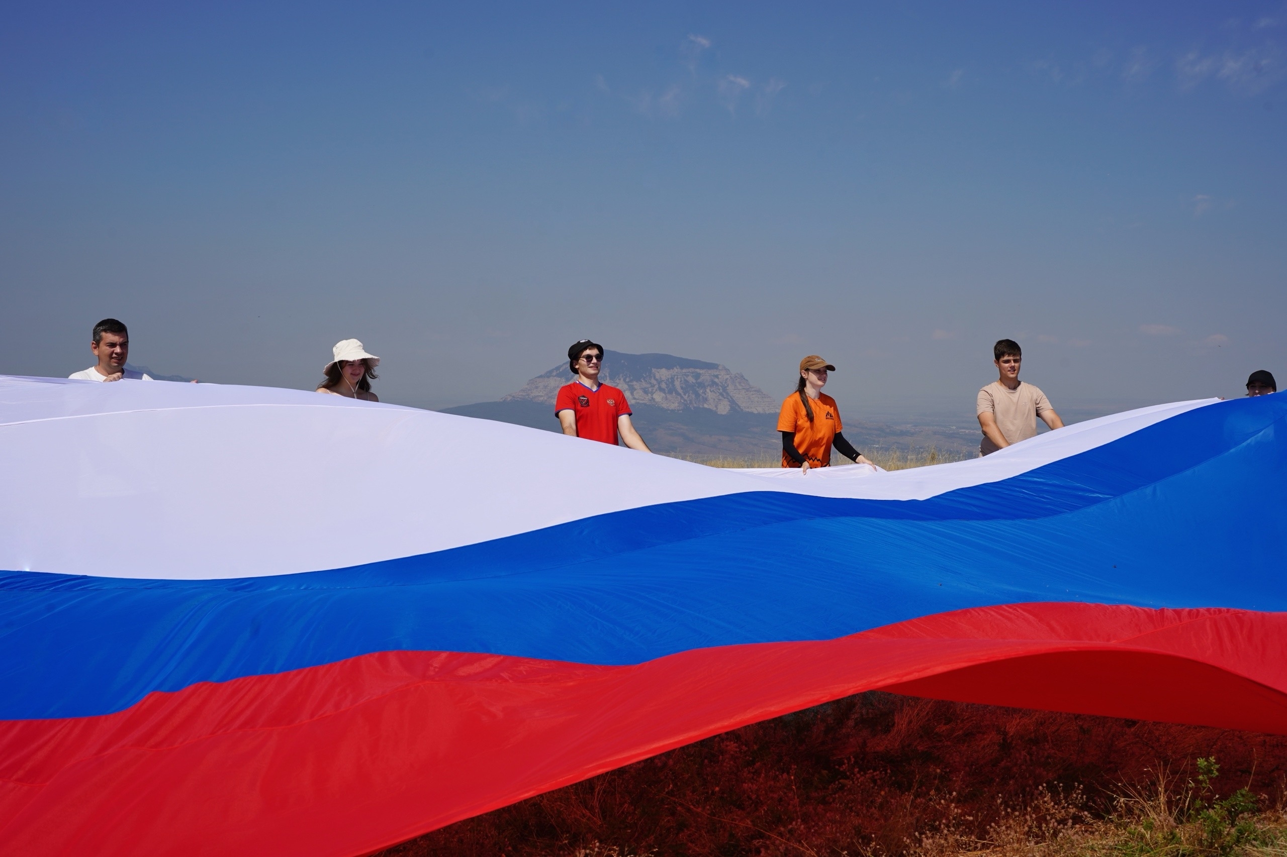 Студенты СтГМУ приняли участие во Всероссийской акции «Покорение вершин с триколором»