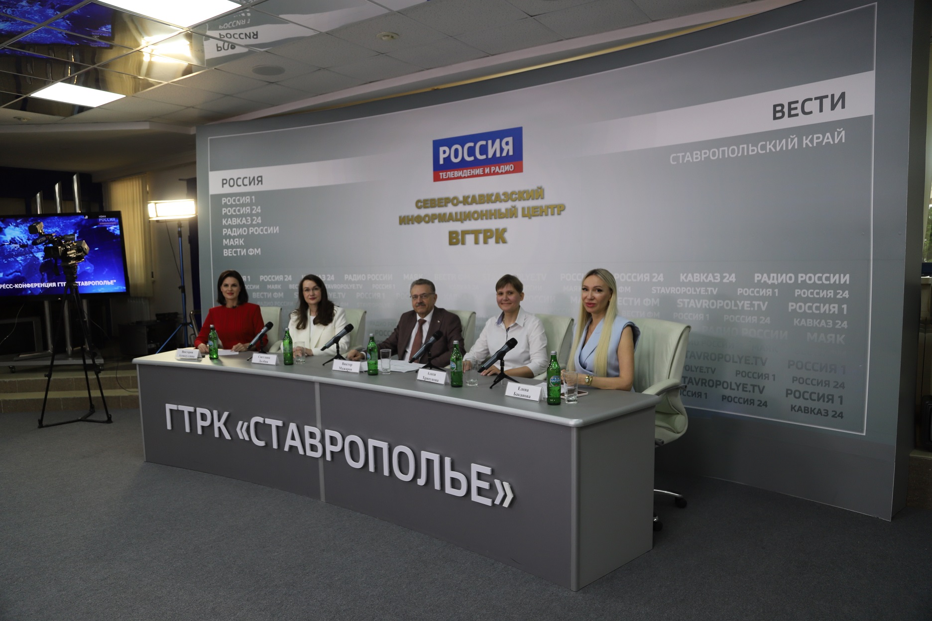 На пресс-конференции в ГТРК «Ставрополье» ректор В.Н. Мажаров рассказал о созданной в СтГМУ системе поддержки талантливой молодежи